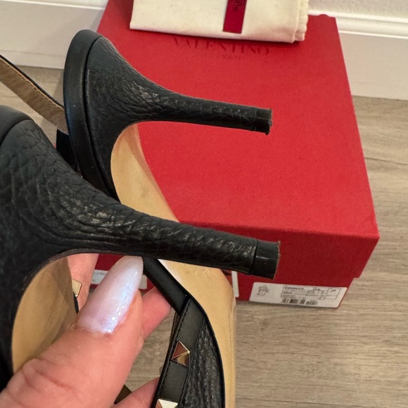 Valentino Garavani Rockstud Cage 65mm in Black and gold hardware - Picture 6 of 17